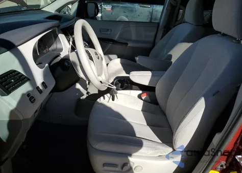 2012 Toyota Sienna Le z USA, uszkodzony, nr VIN 5TDJK3DC1CS034597